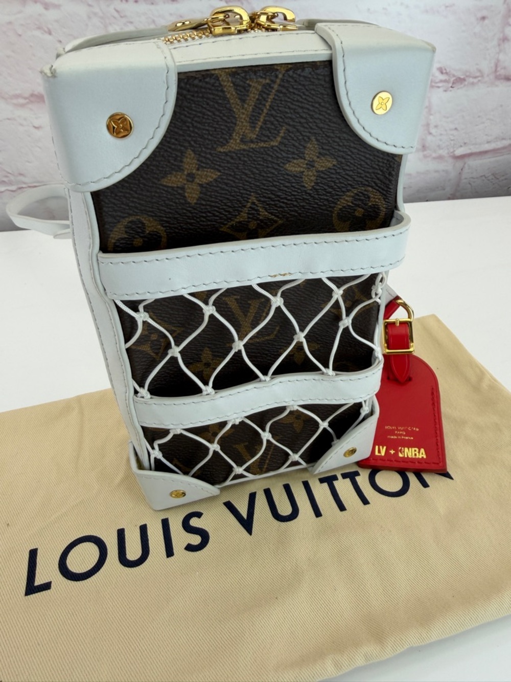 Louis Vuitton Louis Vuitton X NBA Monogram Soft Trunk Phone Box - Picture 14 of 15